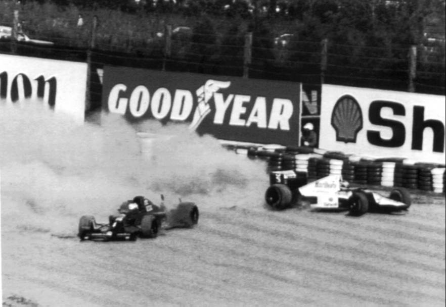 Il campionato del mondo del 1990 fu deciso nuovamente da un incidente sempre sul circuito di Suzuka. Il brasiliano Ayrton con la sua McLaren tampon il ferrarista Alain Prost costringendo entrambi al ritiro e aggiudicandosi il titolo mondiale